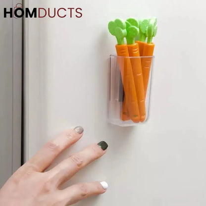 Magnetic carrot sealing clip